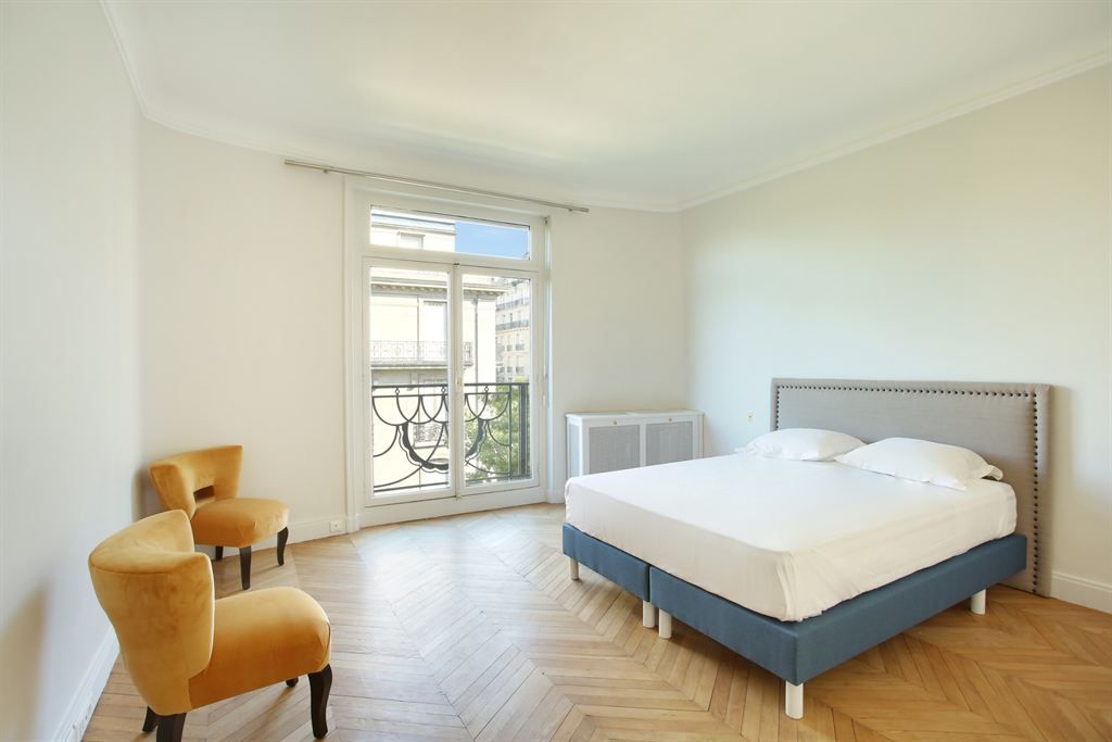 appartement 8 pièces en location à PARIS (75007)