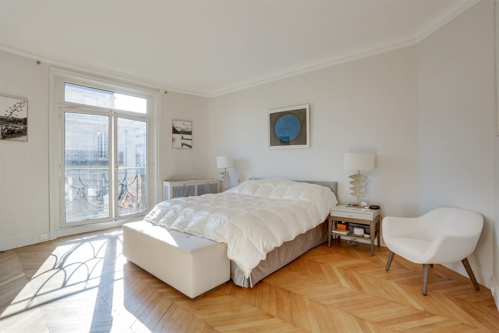 appartement 8 pièces en location à PARIS (75007)