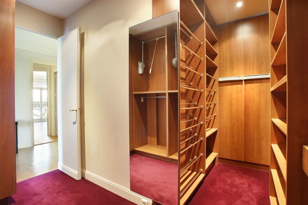 appartement 8 pièces en location à PARIS (75007)