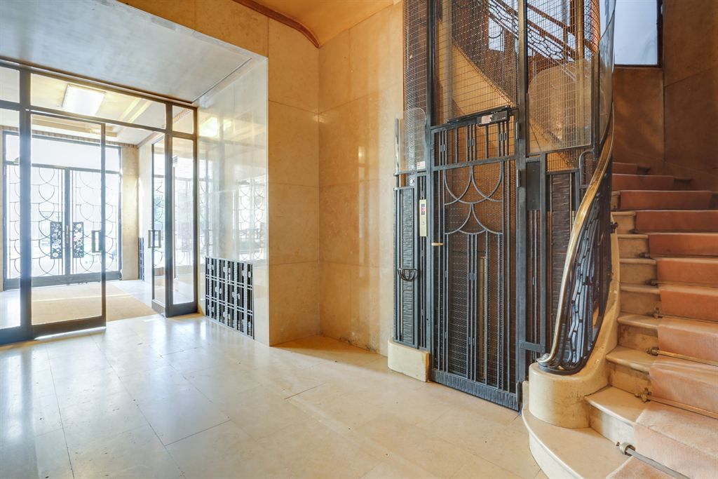 appartement 8 pièces en location à PARIS (75007)