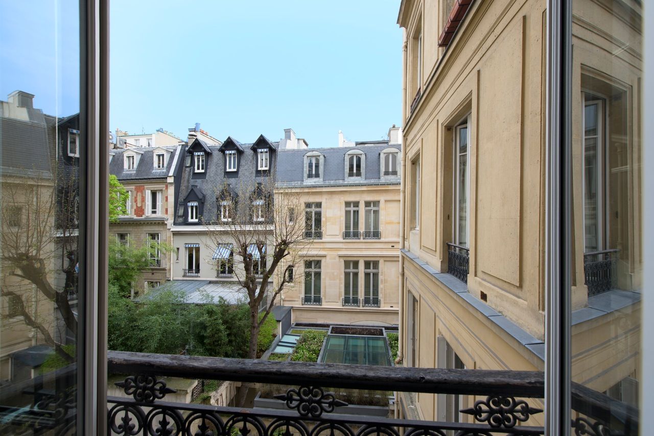 apartment 5 rooms for sale , Paris (75116)